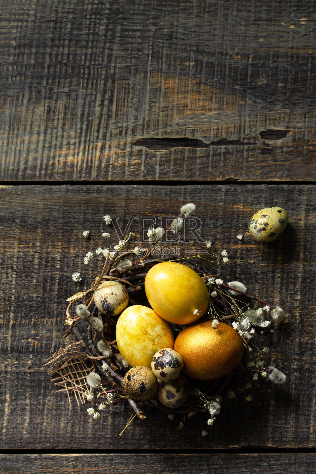 木制背景上的复活节彩蛋。篮子里的金手工复活节彩蛋。俯视图平铺背景。副本的空间。照片摄影图片