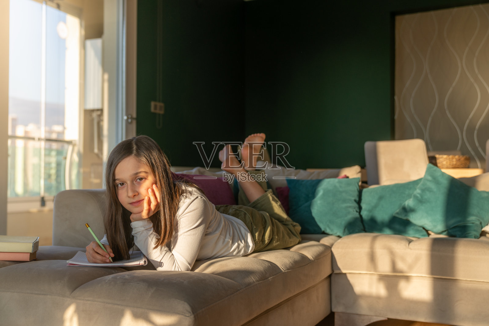小女孩在家做作业照片摄影图片
