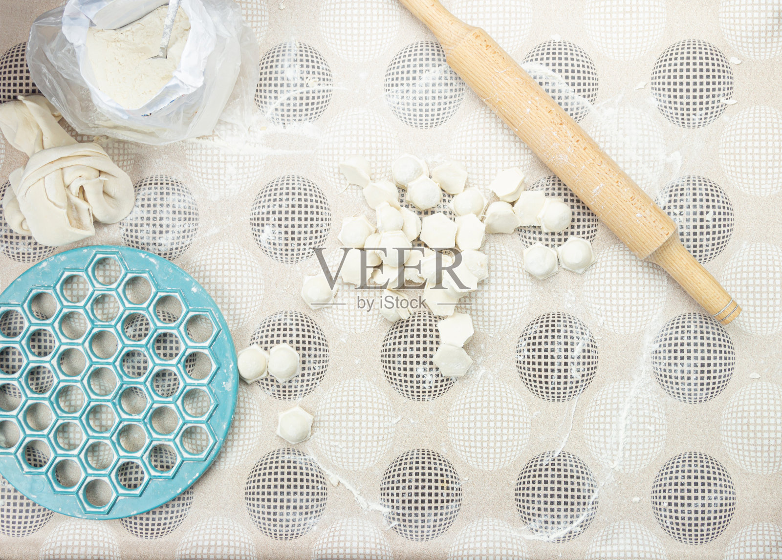 生饺子放在木板上。传统的自制食品。包饺子的过程。照片摄影图片