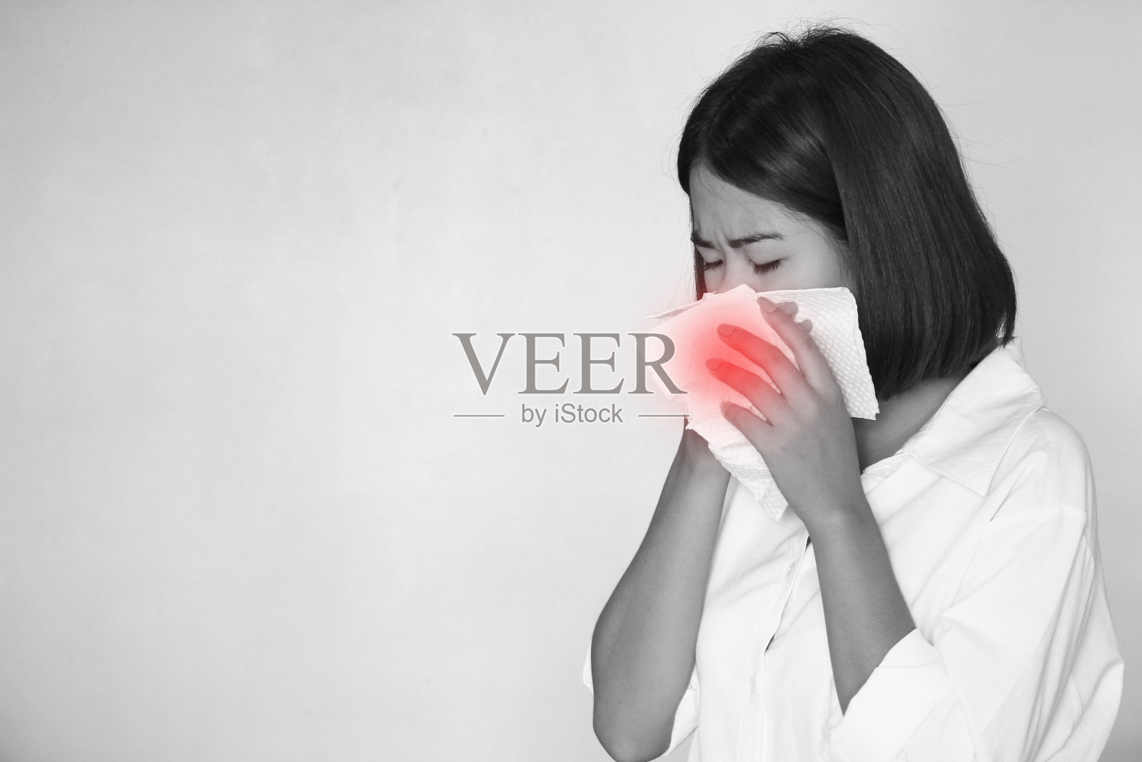 病毒，年轻女子在白色背景下因感冒而擤鼻子的肖像，疾病，健康概念照片摄影图片