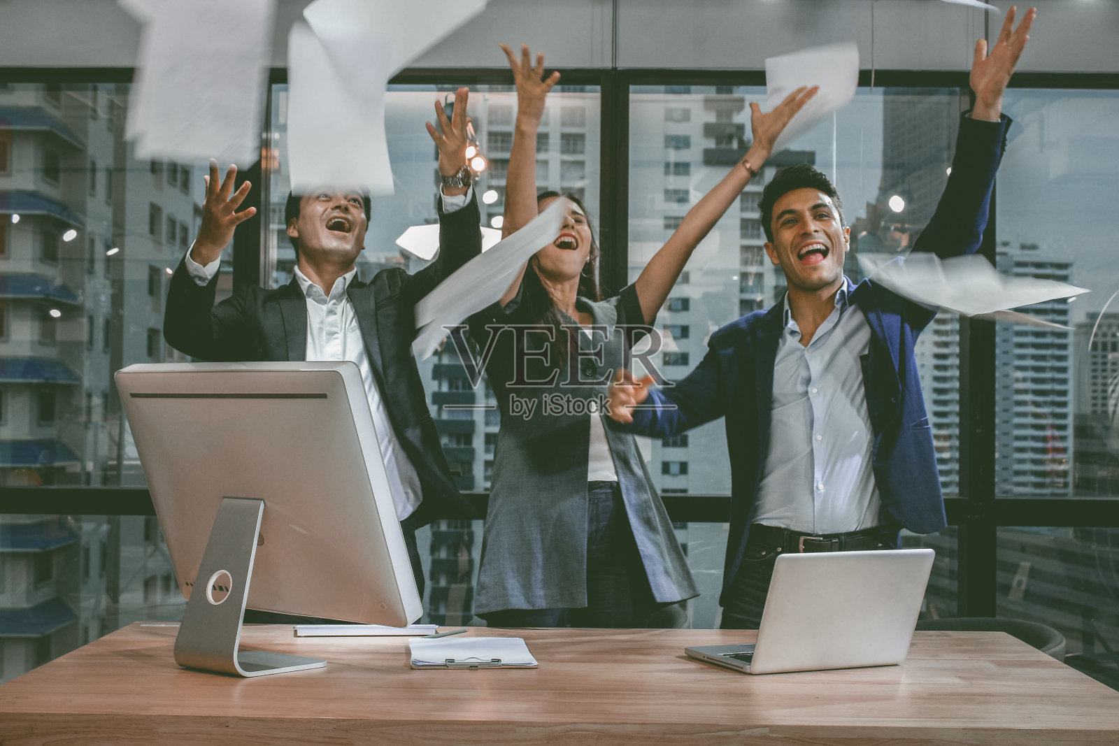 商务团队合作和伙伴关系在办公室里一起工作获得成功，扔纸的概念。照片摄影图片