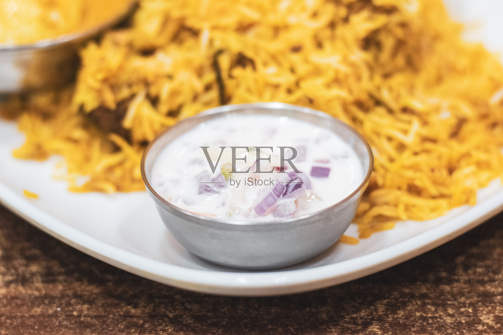 洋葱汁配印度香饭照片摄影图片