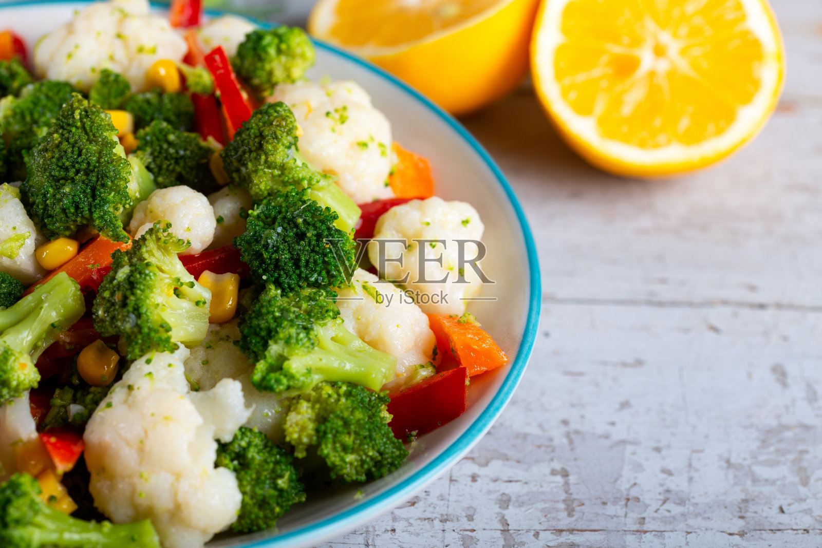 一碗新鲜蔬菜沙拉，背景是木制的照片摄影图片