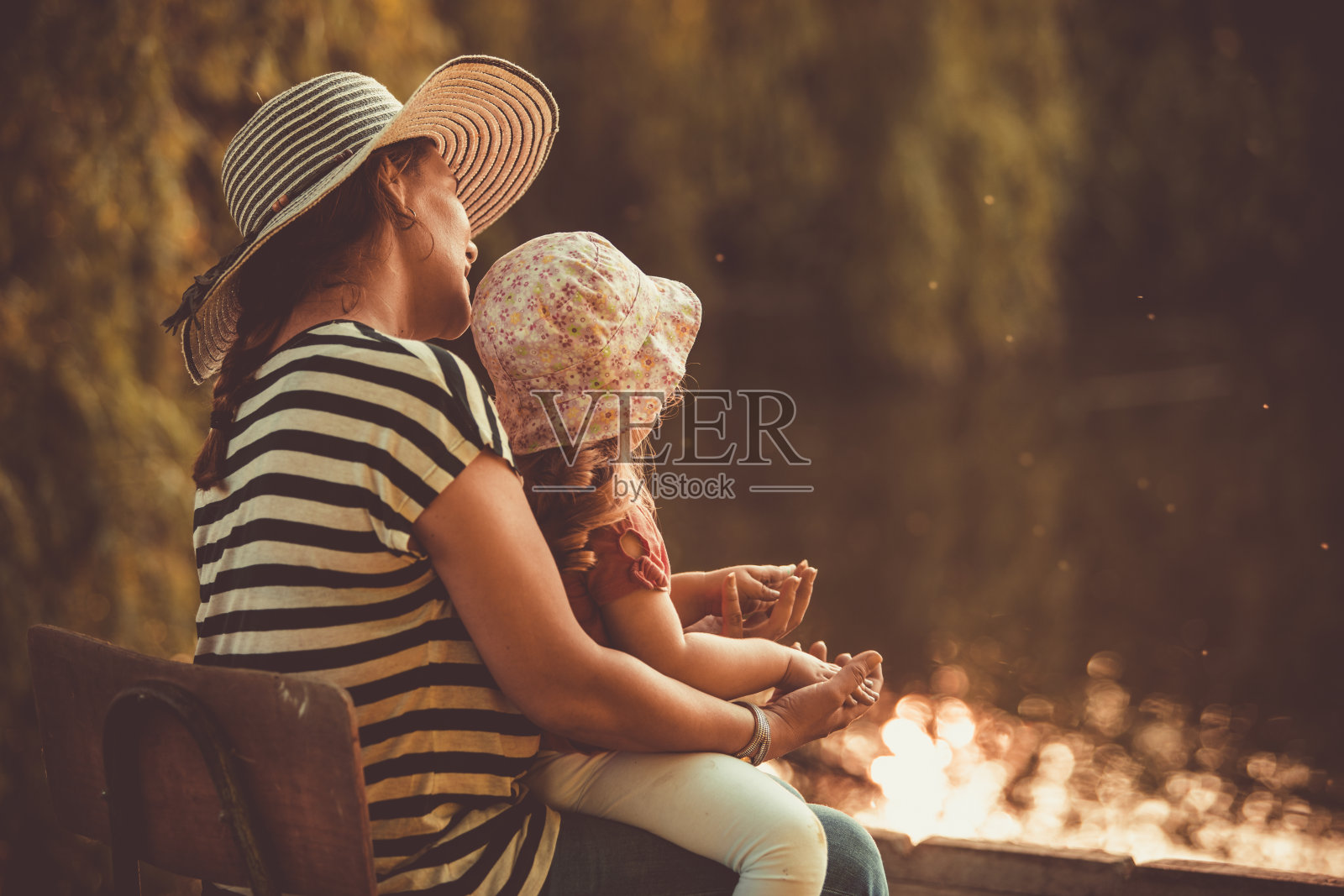 小女孩和妈妈一起欣赏夏日落日照片摄影图片