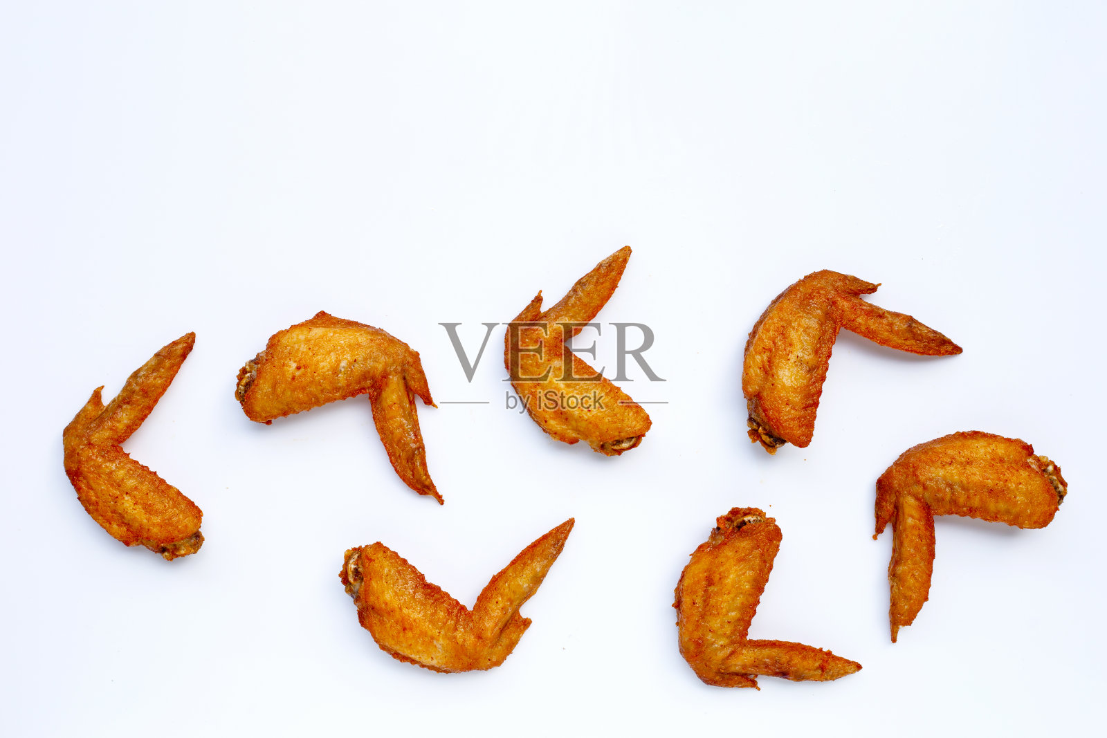白色背景上的炸鸡翅。照片摄影图片