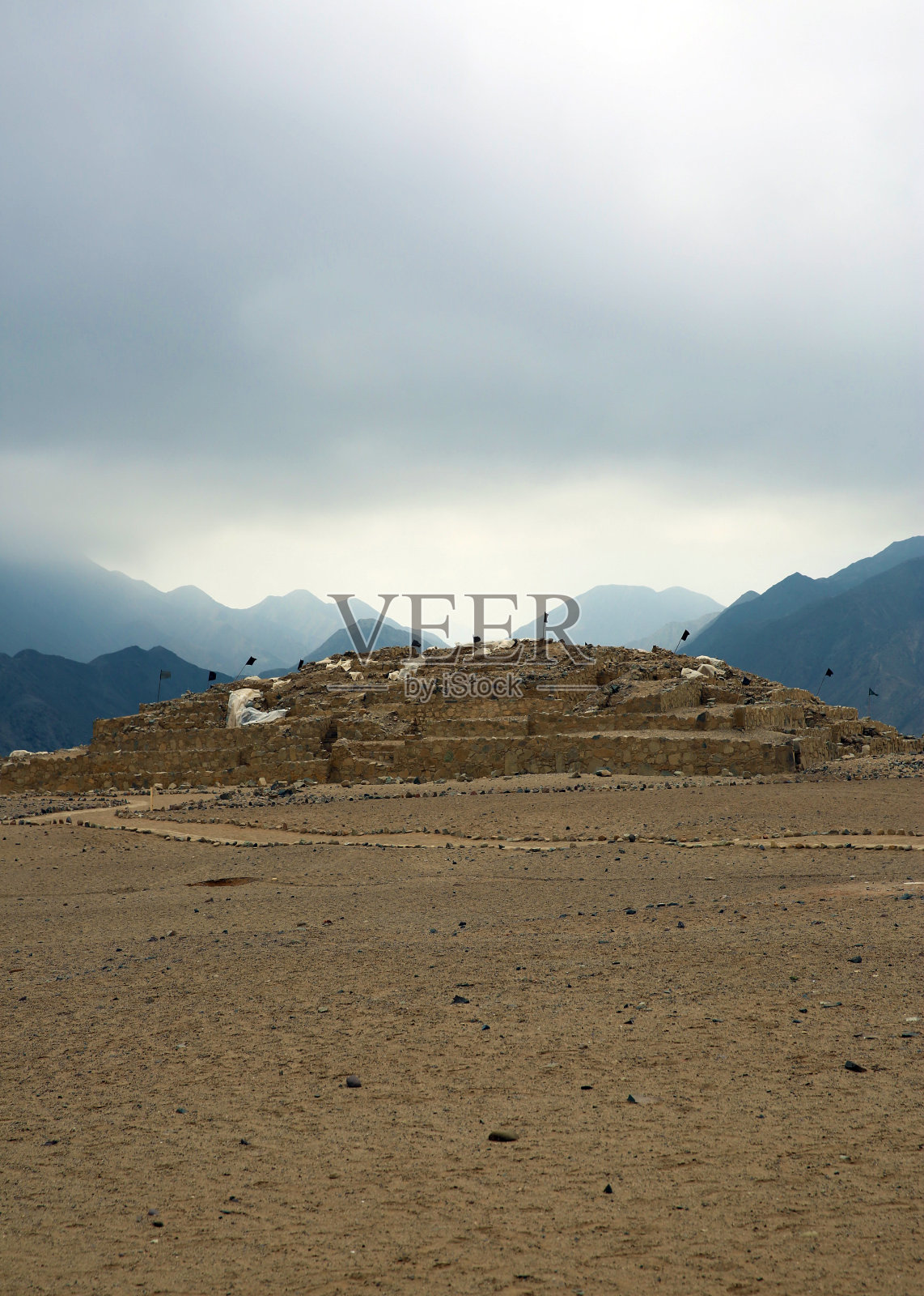 古城Caral，也被称为Caral- chupacigarro，是位于秘鲁巴兰卡省苏佩附近苏佩山谷的一个大型定居点的废墟，距离秘鲁首都利马北部约200公里(120英里)。照片摄影图片