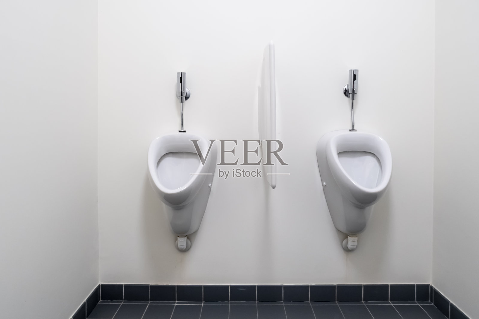 小便池在墙上照片摄影图片