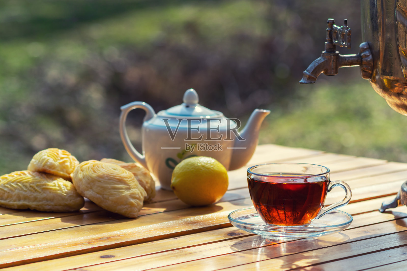 花园里的桌子上放着一杯浓香的红茶照片摄影图片