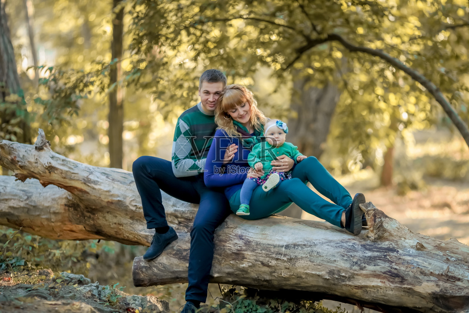 春天在户外散步的家庭照片摄影图片