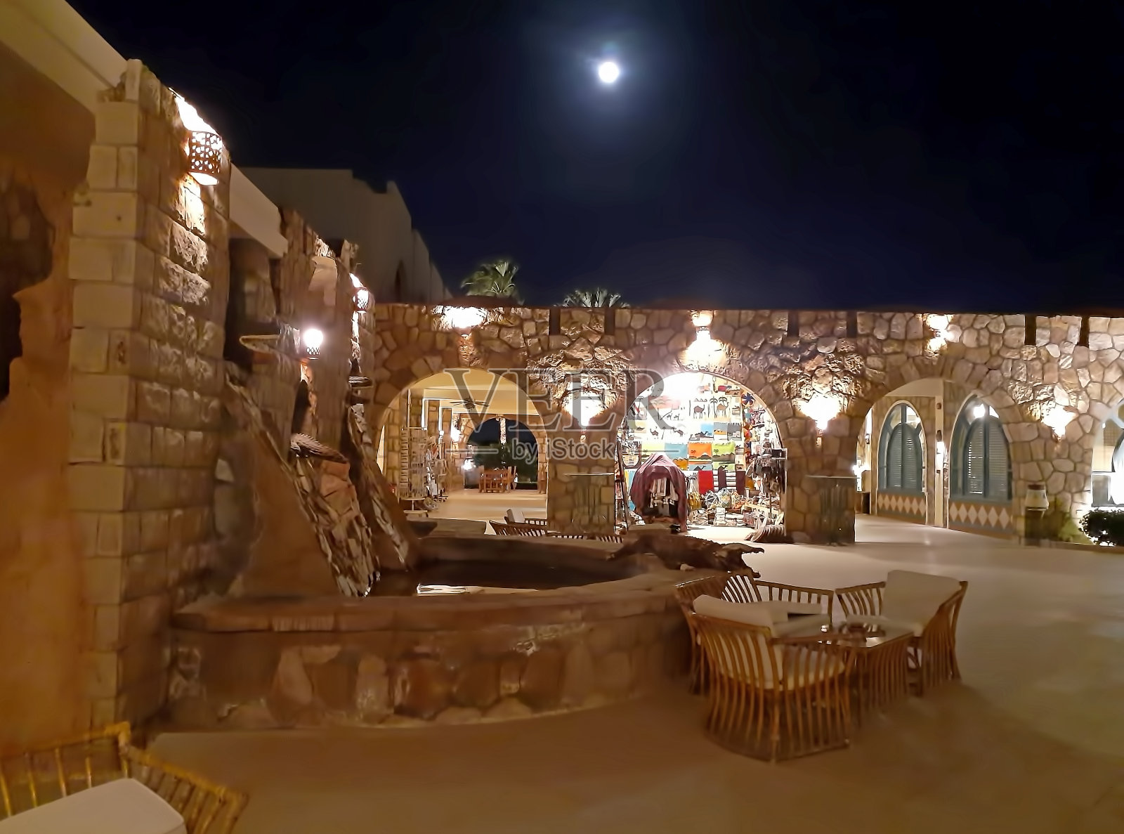 晚上满月的时候，一个可以放松的角落照片摄影图片