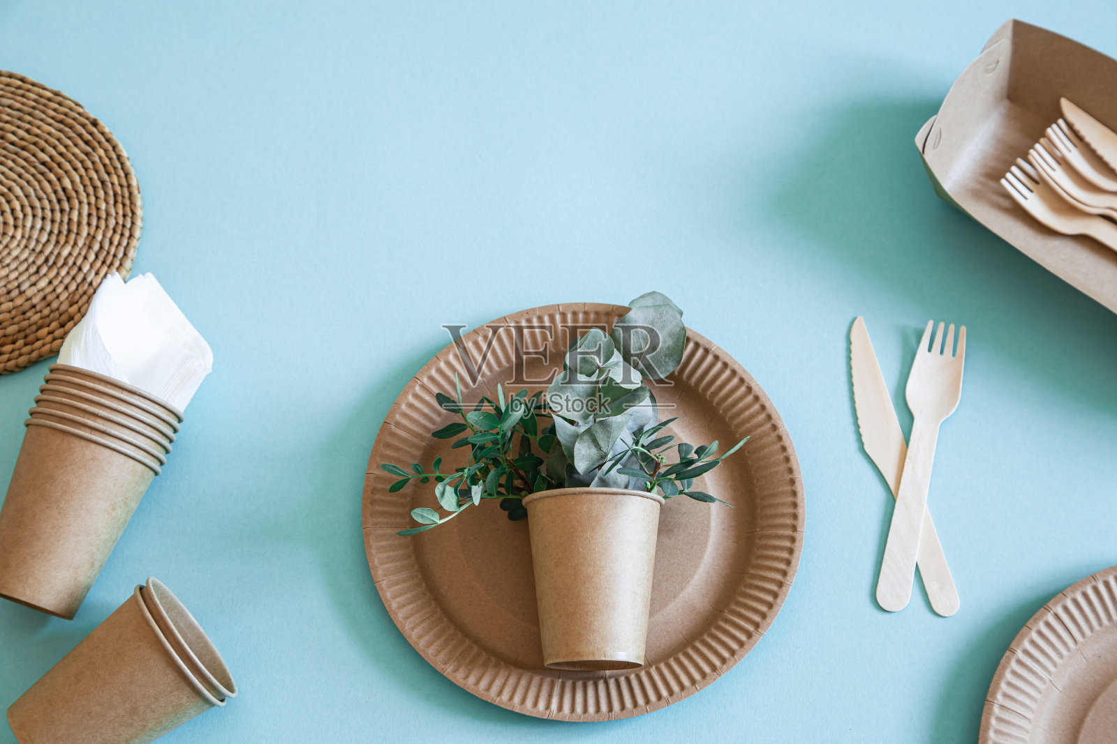 以竹、木、纸等环保一次性用具为背景的趋势研究。照片摄影图片