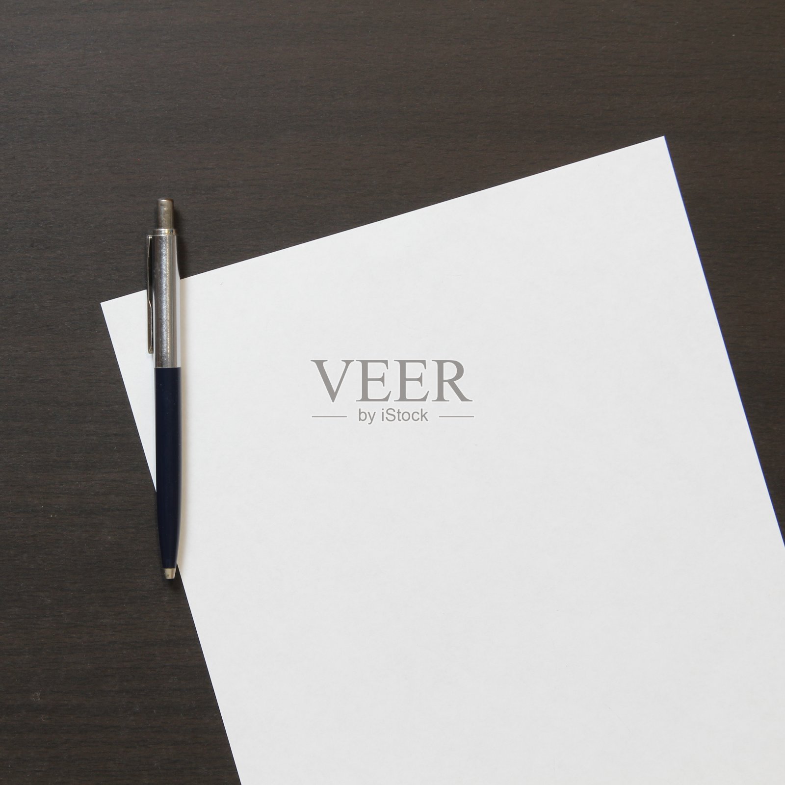 模板用白纸与笔在深色木纹色的背景上照片摄影图片