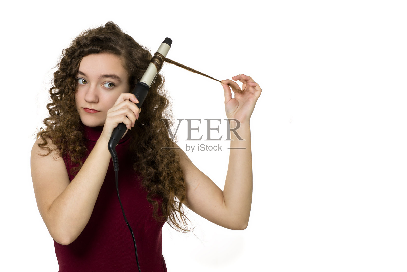 一位漂亮的少女在白色背景上卷发照片摄影图片