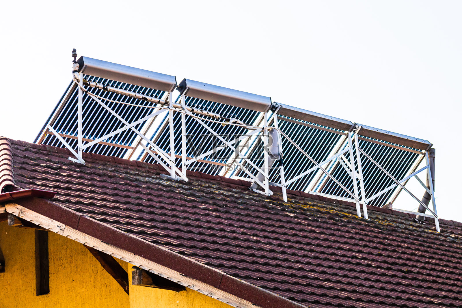 屋顶上的太阳能热水器。太阳能热水板，屋顶系统。照片摄影图片