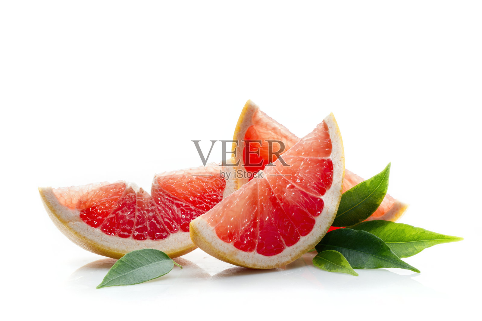 熟透多汁的葡萄柚片与绿色的叶子特写照片摄影图片