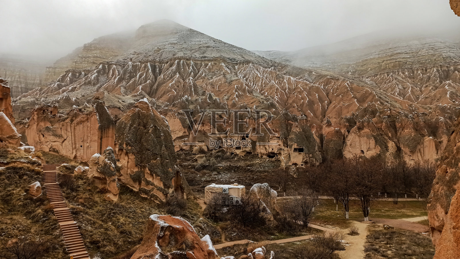 土耳其卡帕多西亚泽尔韦山谷的凝灰岩上雕刻着洞穴房屋和修道院照片摄影图片