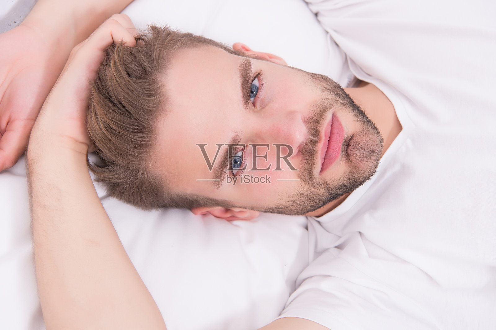 睡前冥想等平静活动。健康的睡眠概念。促进健康睡眠习惯的建议。男人在床上放松。建立规律的夜间睡眠模式照片摄影图片