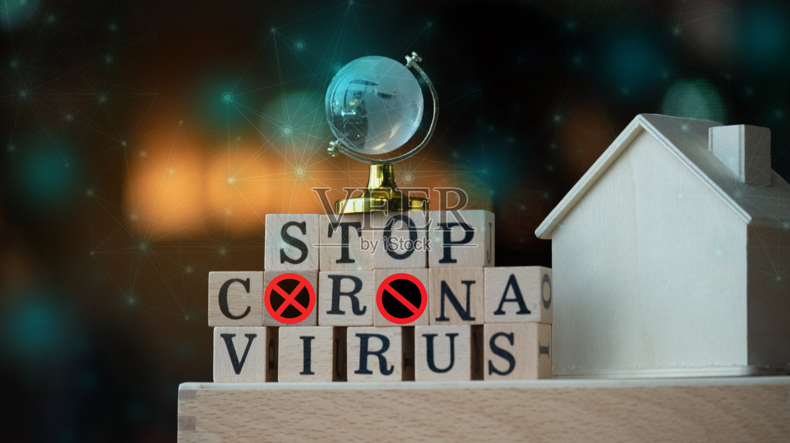 冠状病毒的概念。防止或阻止冠状病毒在全球的传播。字母放在木地板上的一张木桌上。游客停止旅游照片摄影图片