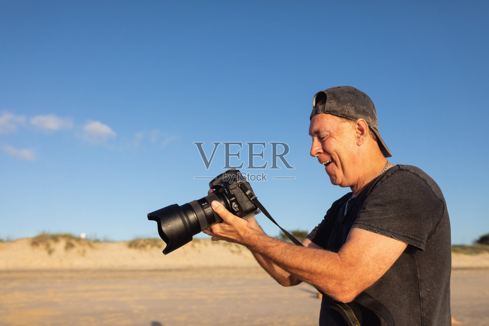 男性婴儿潮享受他的摄影爱好照片摄影图片