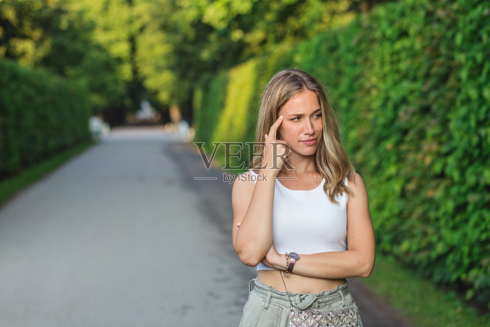 现代年轻游客在思考接下来应该去圣彼得堡参观什么照片摄影图片