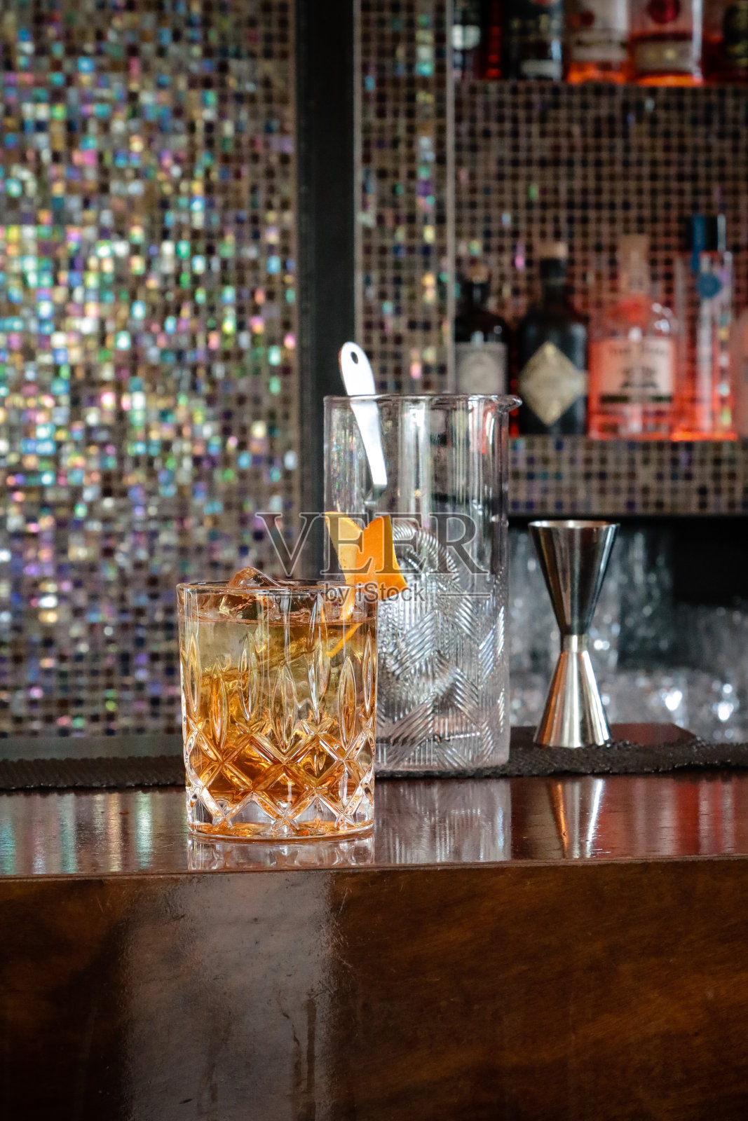 吧台上的鸡尾酒照片摄影图片