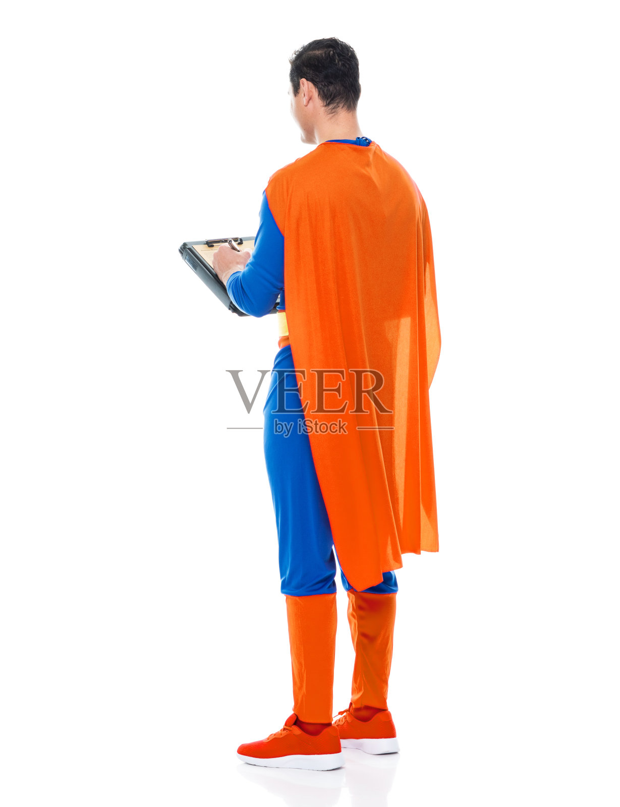 白人男性英雄站在白色背景前，戴着眼罩，拿着文件照片摄影图片