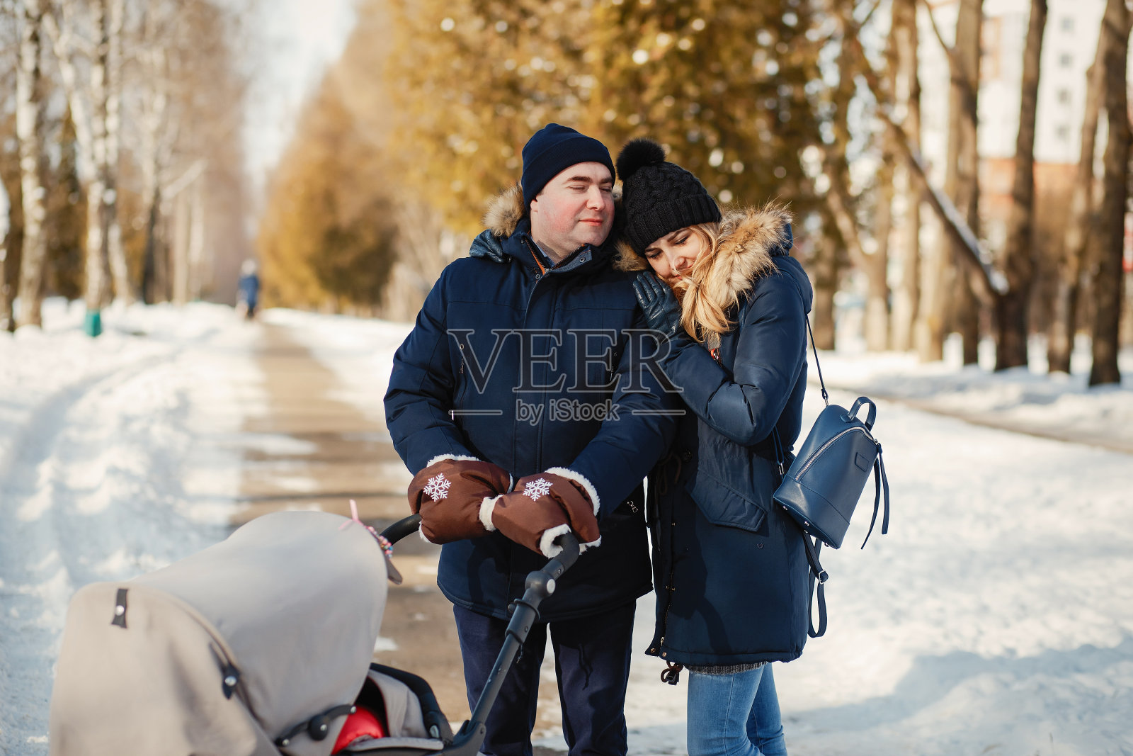 在冬季公园里的一家人照片摄影图片