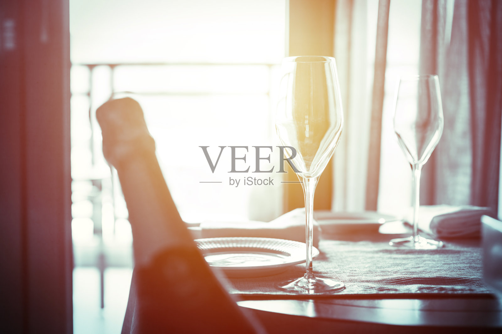 餐厅里的香槟和酒杯的特写照片摄影图片