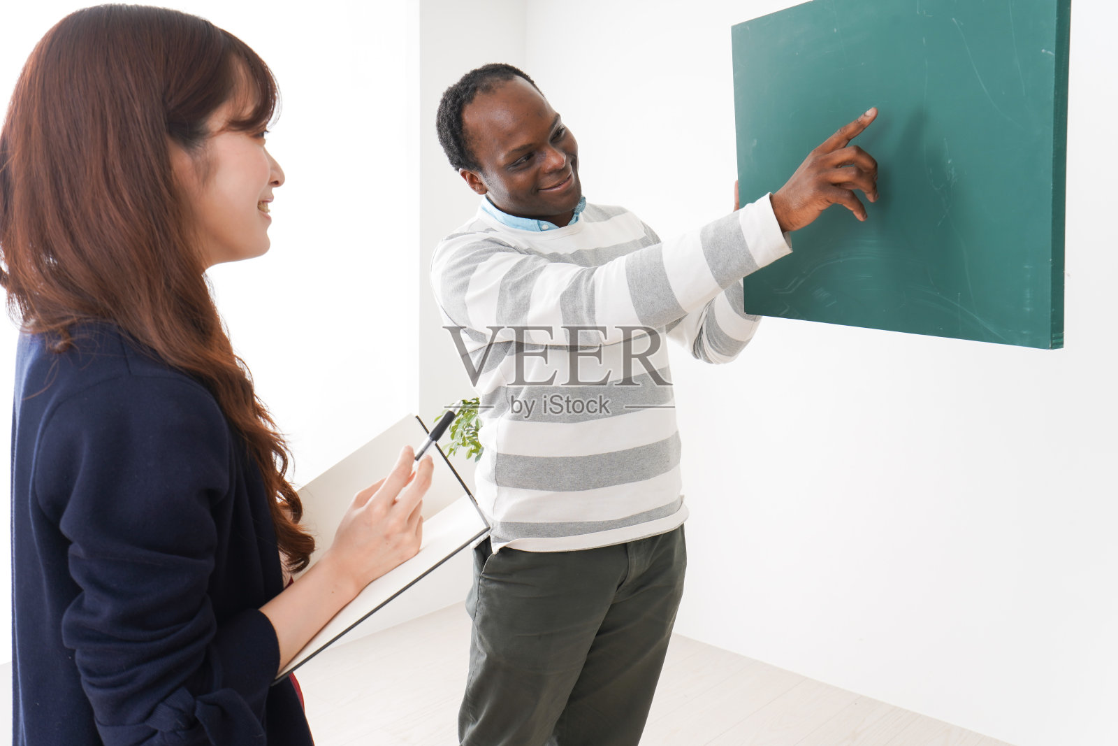 年轻女人向母语老师学习英语照片摄影图片