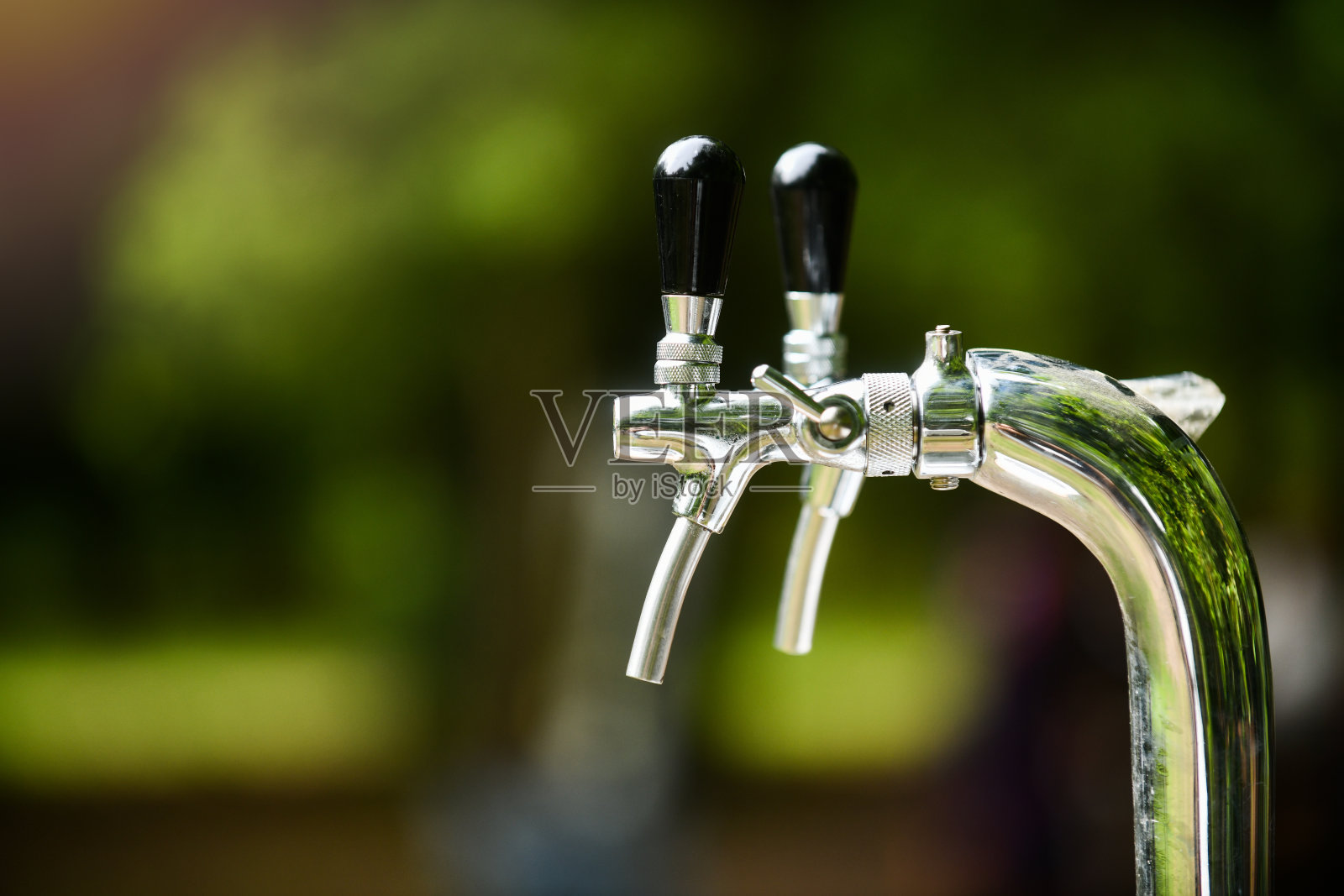 两个户外闪亮的精酿啤酒龙头照片摄影图片