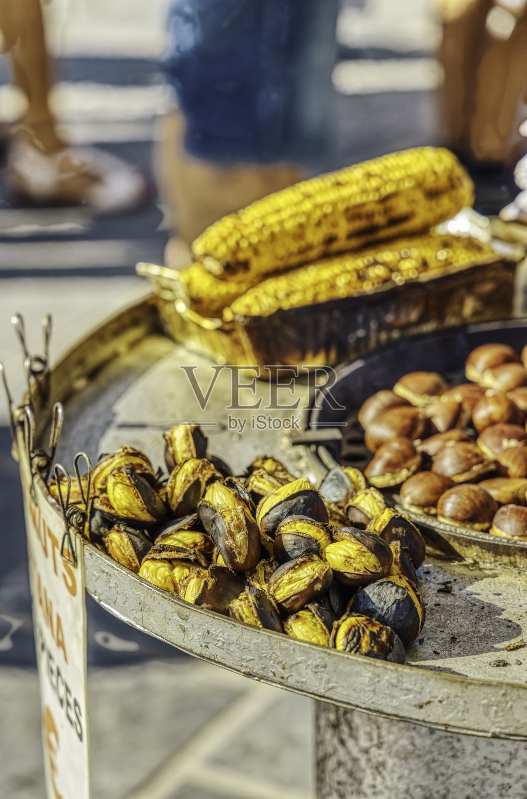 烤栗子和玉米棒照片摄影图片