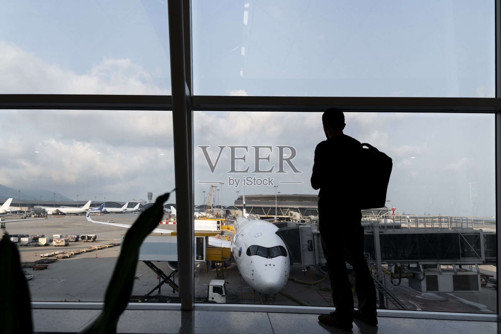 候机乘客的剪影照片摄影图片