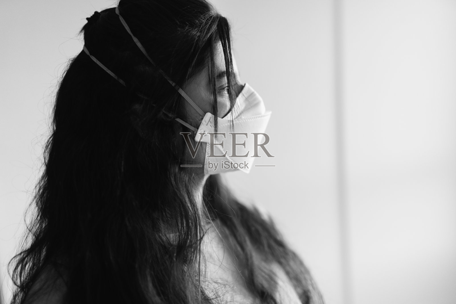 戴面具的年轻女子肖像照片摄影图片