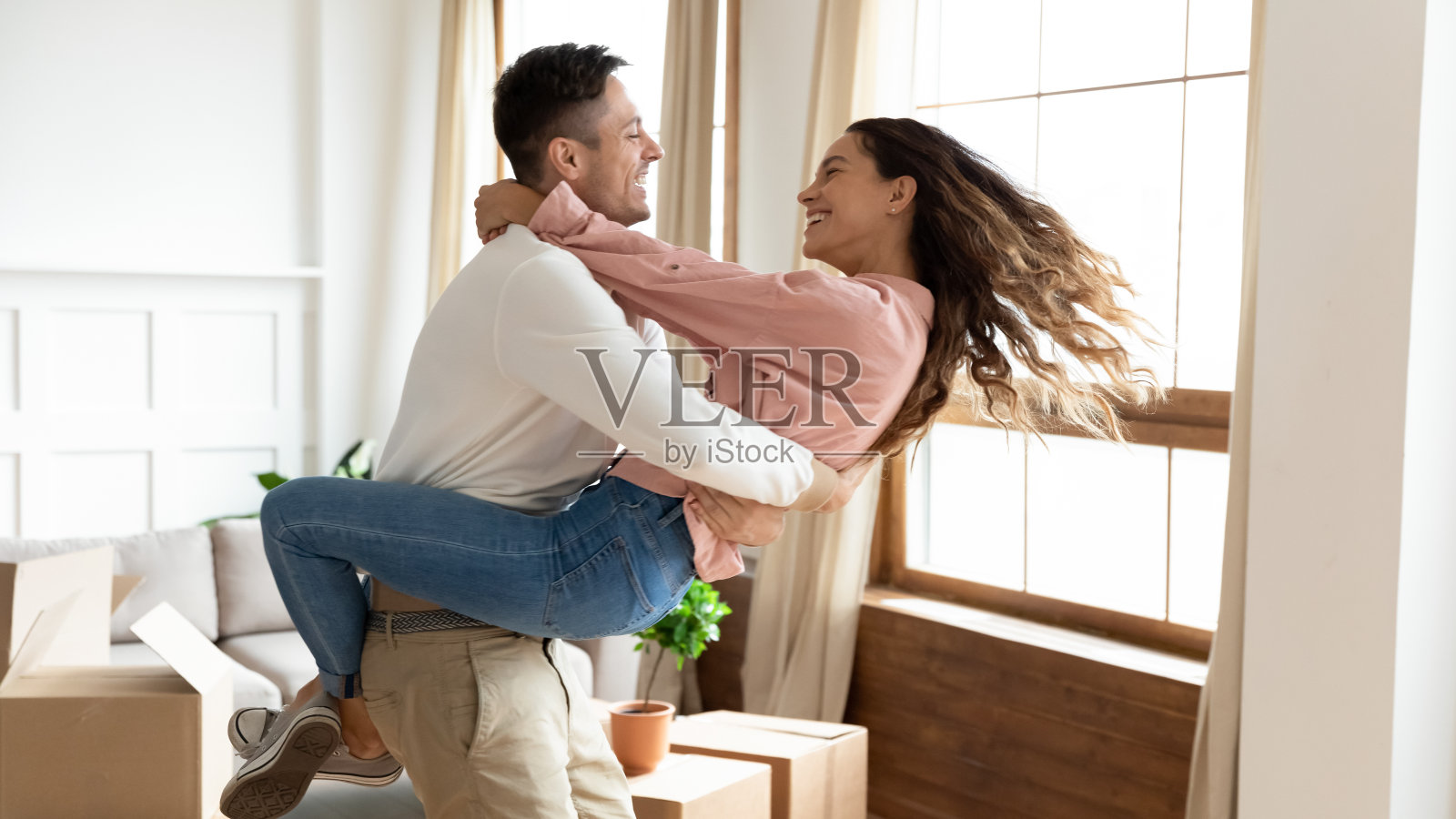 快乐的年轻夫妇在搬家那天玩得很开心照片摄影图片
