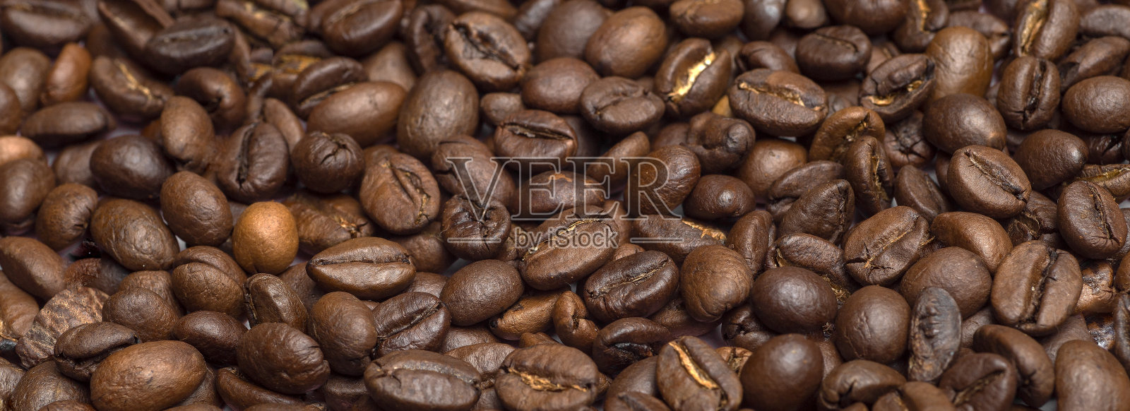 咖啡豆背景：桌子上的咖啡豆特写照片摄影图片