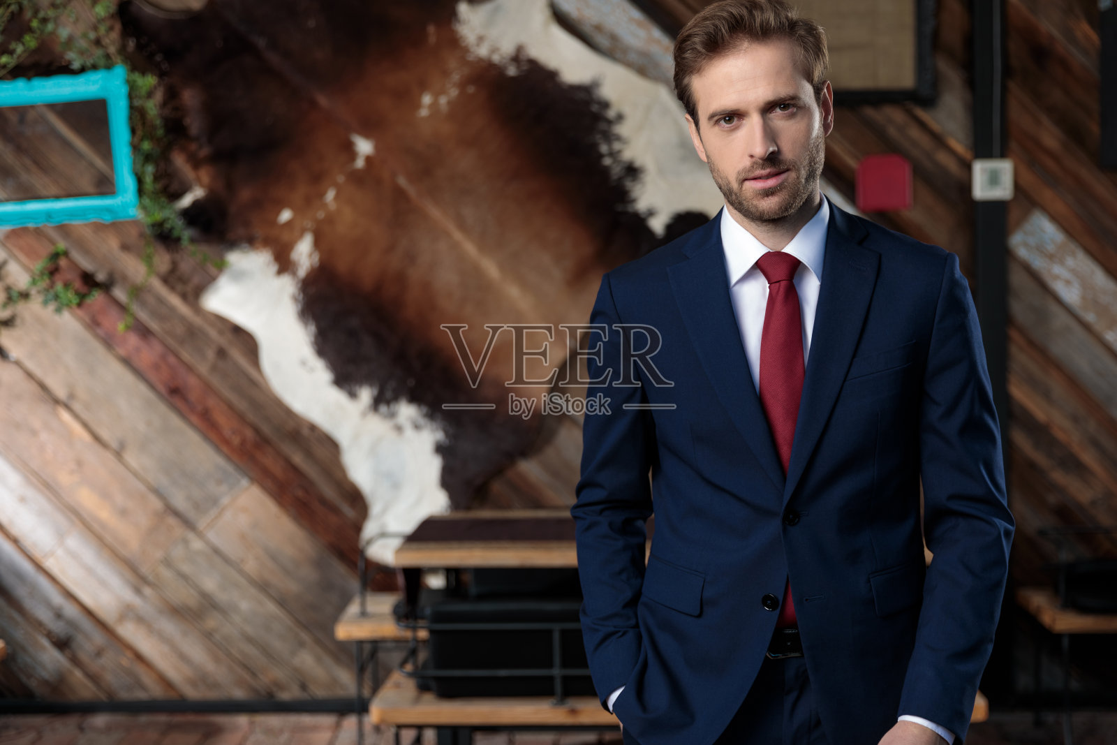 年轻商人在咖啡馆摆姿势照片摄影图片