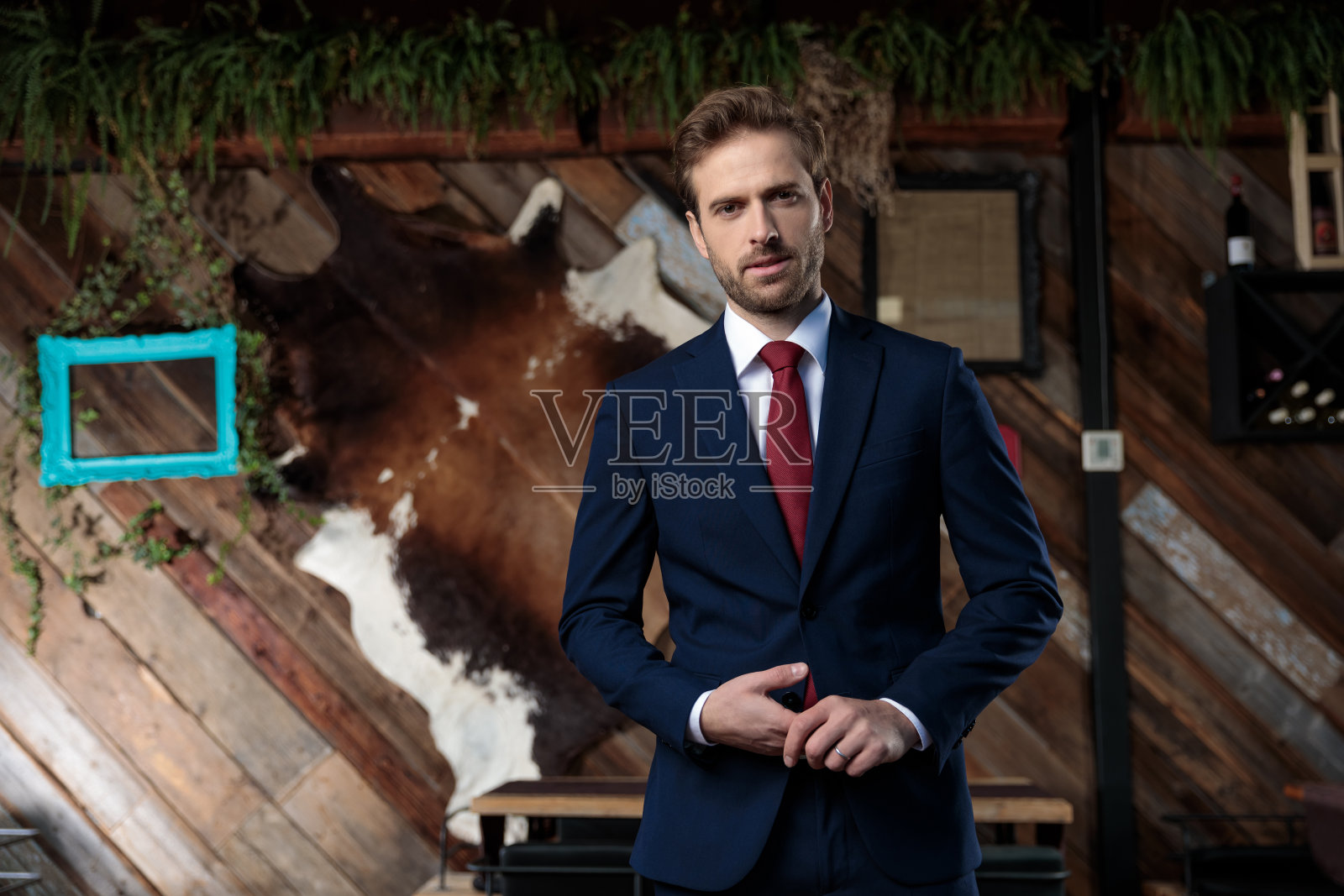 自信的商人穿着西装在咖啡馆里搓手照片摄影图片