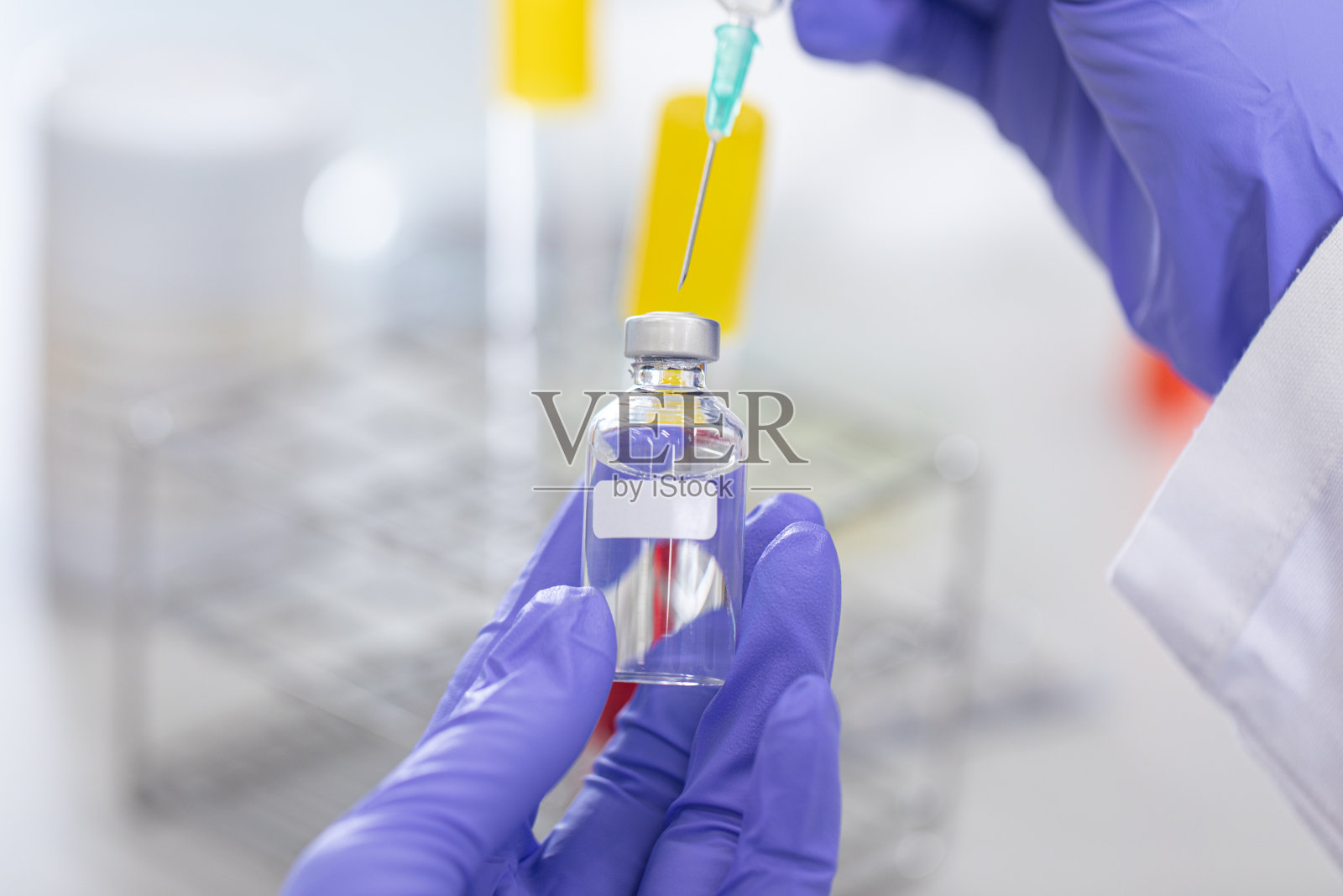 在实验室分析和研究冠状病毒疾病(CoV)疫苗照片摄影图片