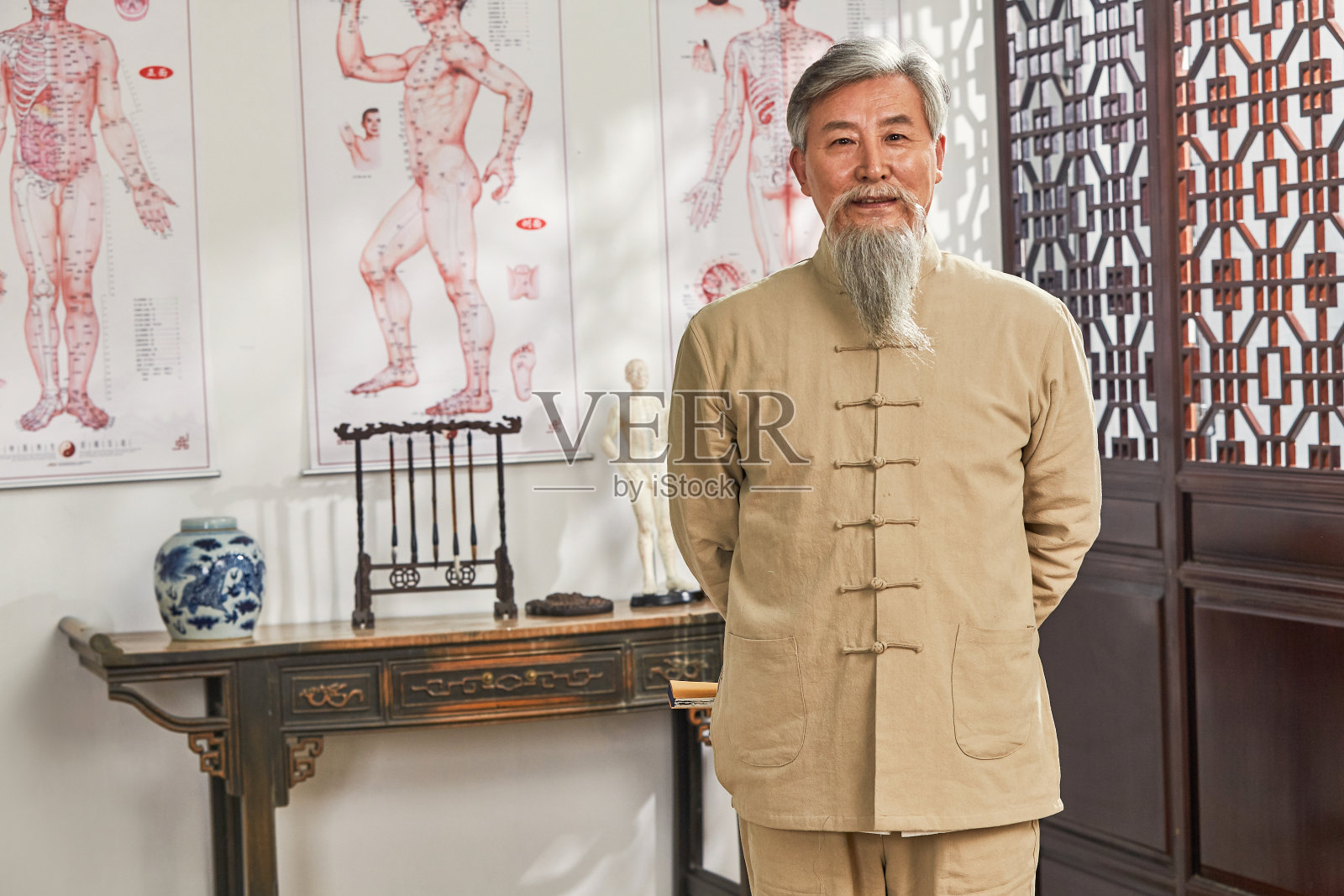老中医肖像照片摄影图片