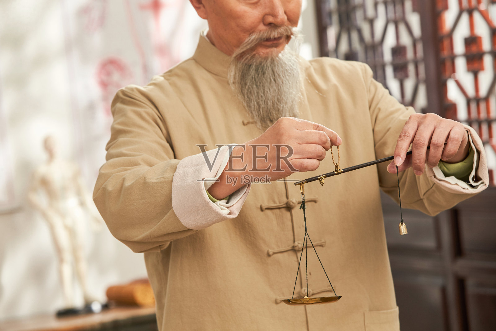 老中医称中药照片摄影图片