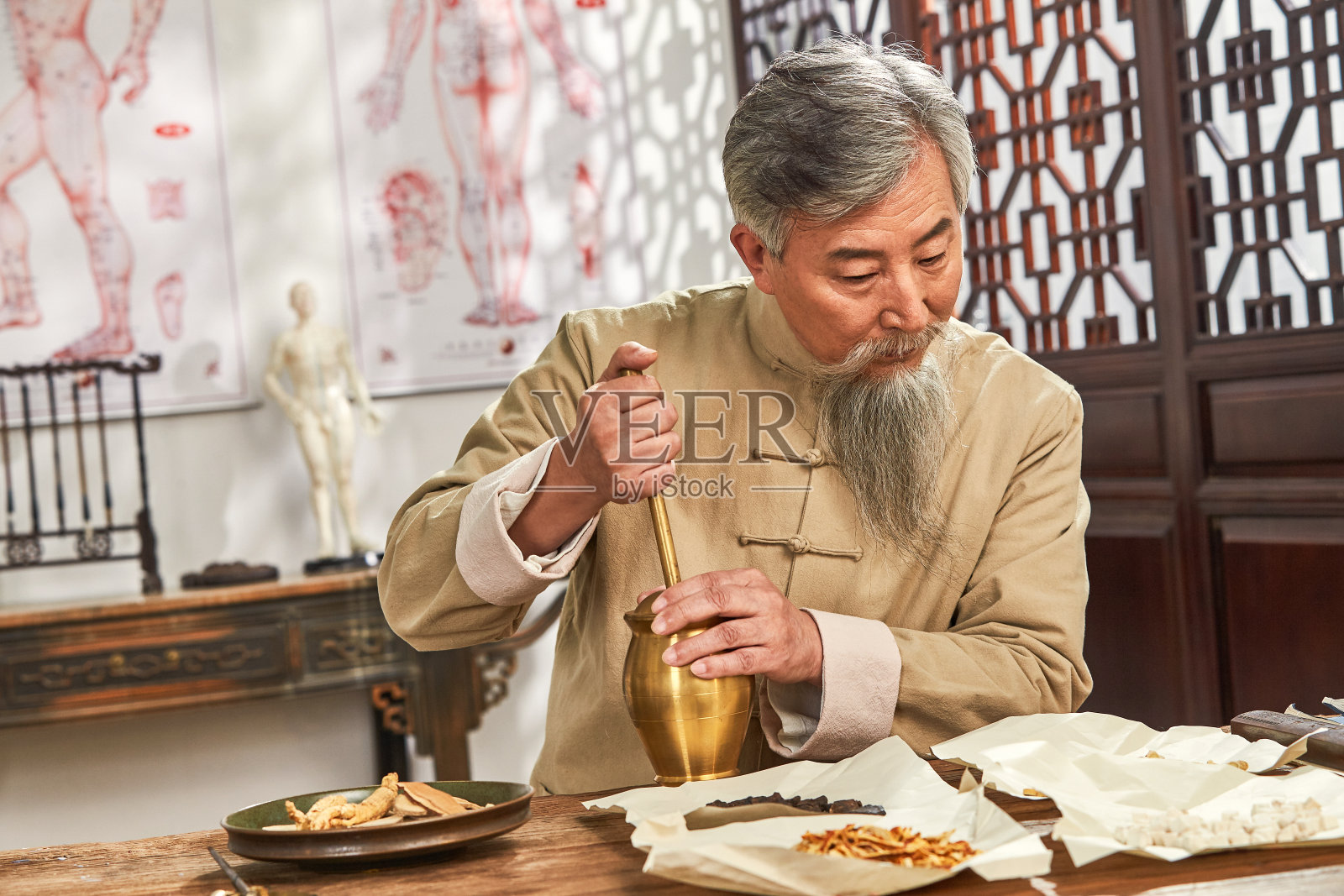 老中医研磨中草药照片摄影图片