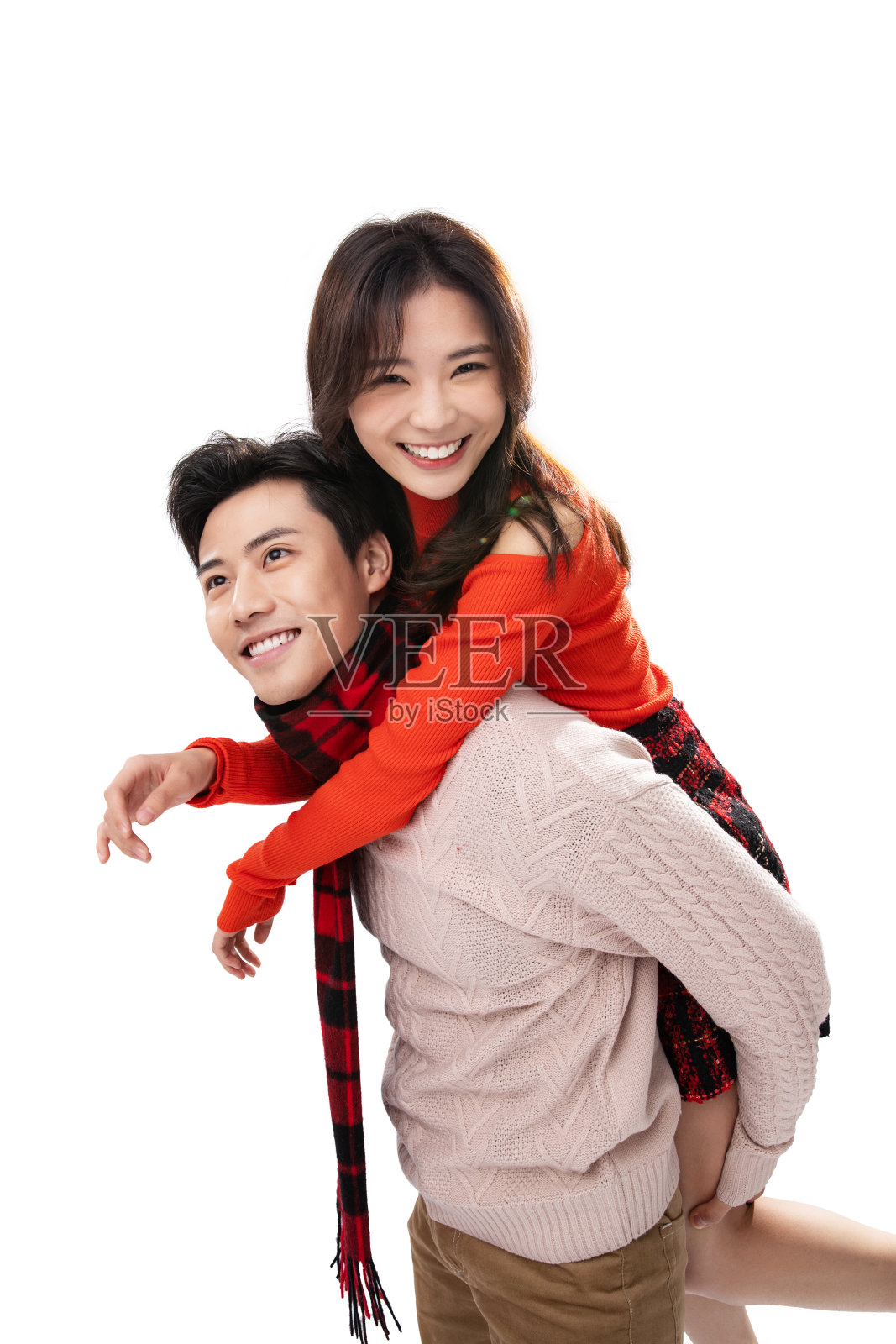 青年男人背着女朋友照片摄影图片