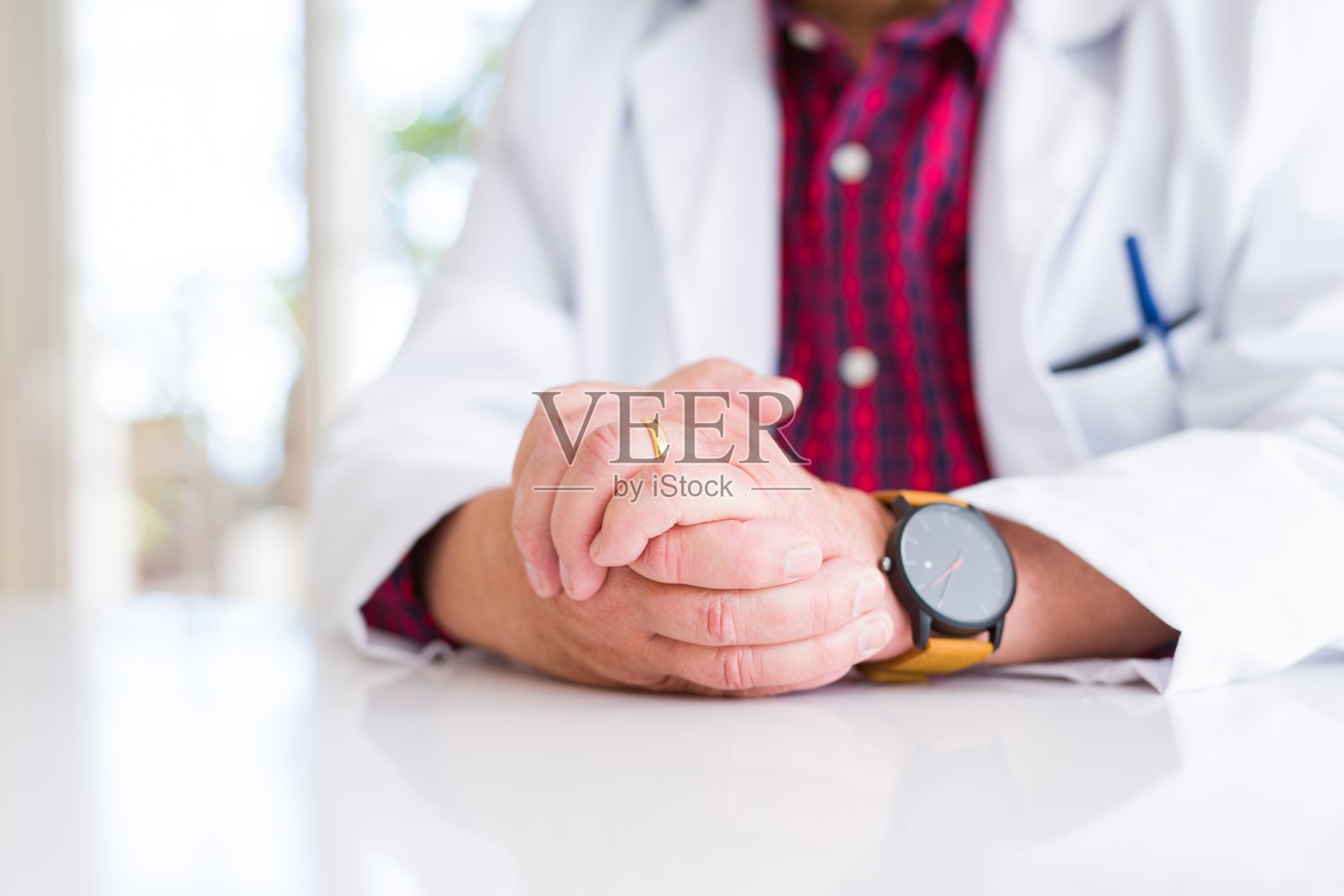 医生男子交叉手指的特写照片摄影图片