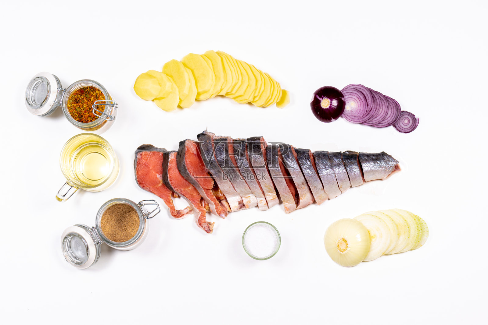 煮土豆、洋葱、红鱼、鲑鱼、盐、植物油、香料照片摄影图片