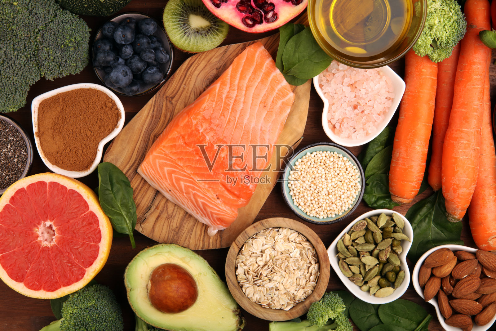 健康健康的饮食选择:鱼，水果，蔬菜，谷物，田园蔬菜照片摄影图片