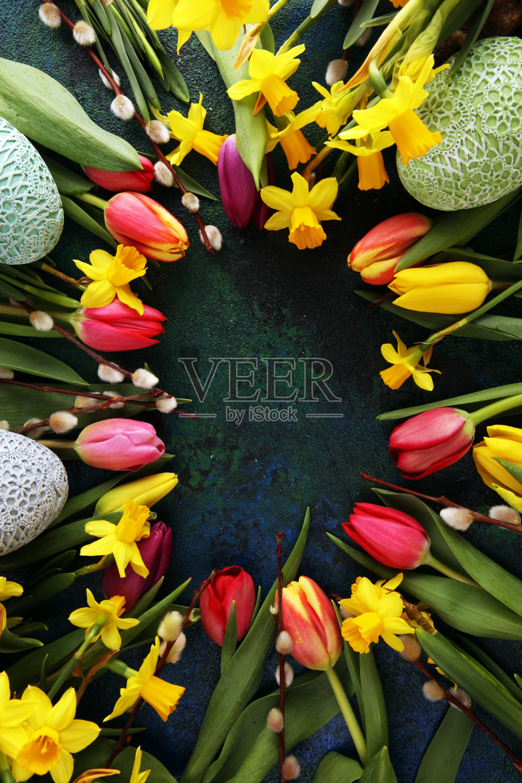 复活节彩蛋，郁金香和水仙花在乡村的背景。春天装饰照片摄影图片