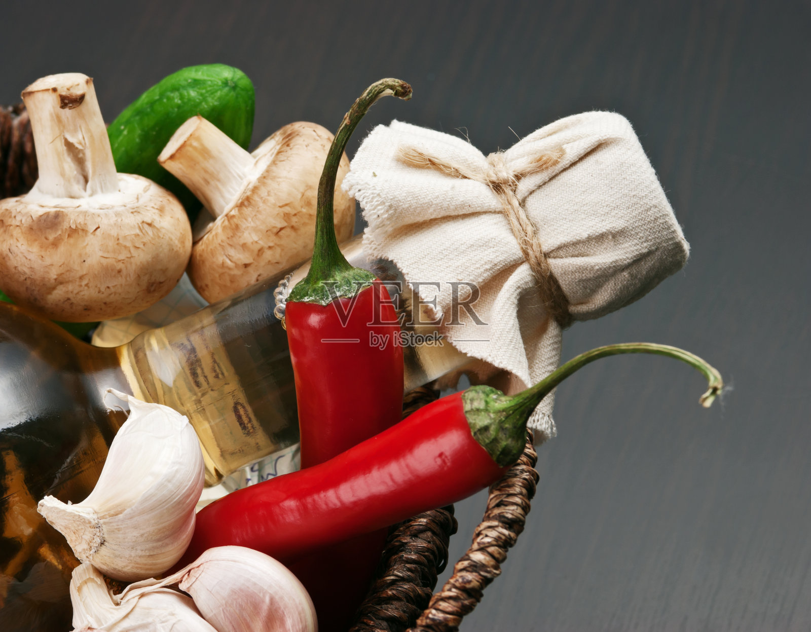 蔬菜和一篮醋照片摄影图片