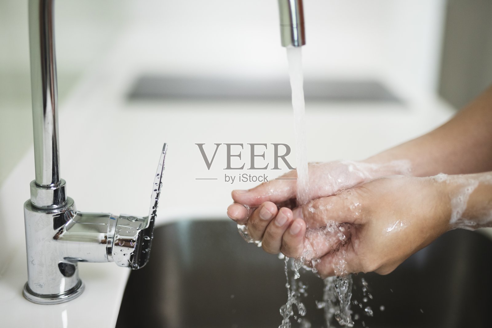 为了健康把手放在水槽里洗干净。照片摄影图片