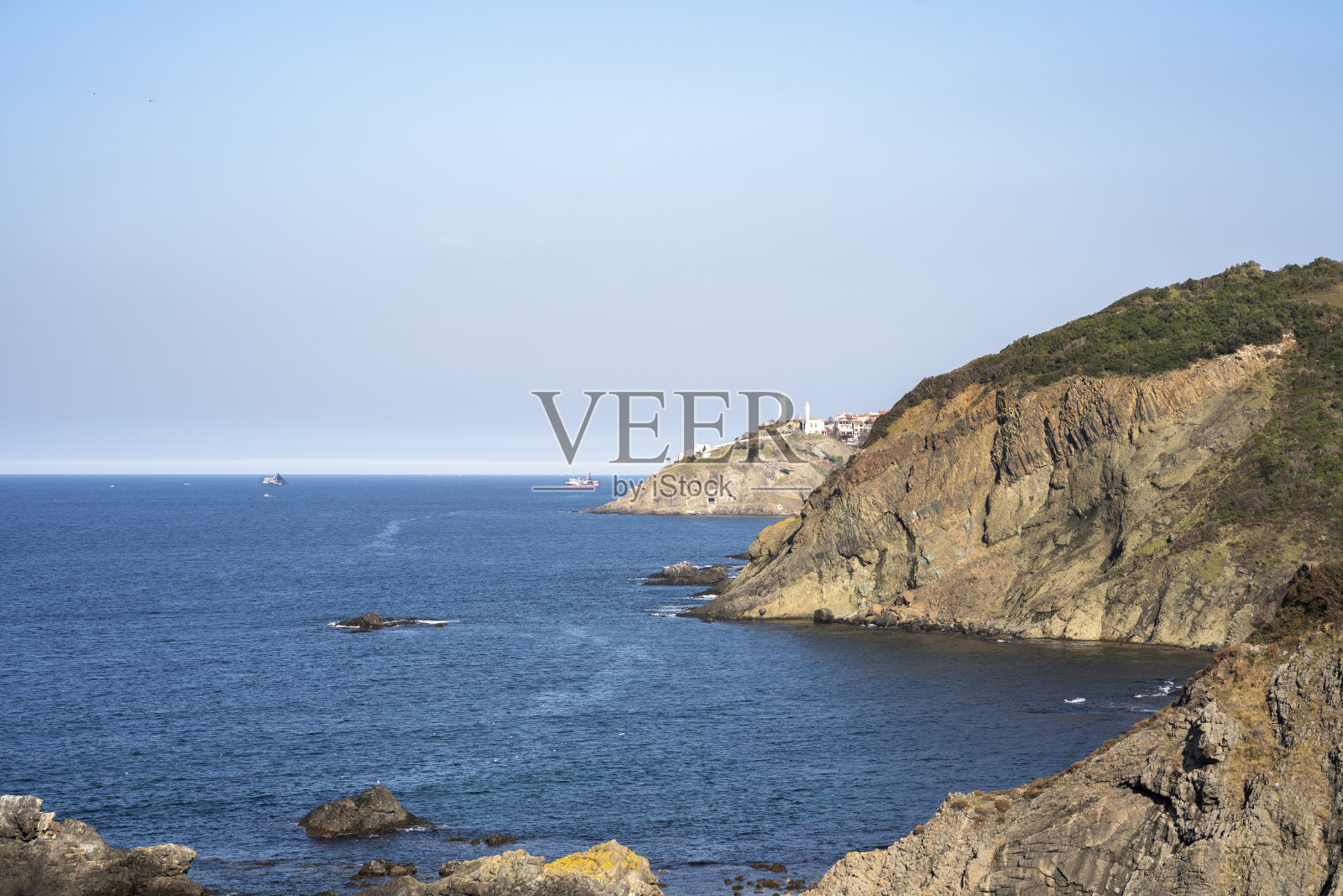 海浪拍打着海滩上的岩石照片摄影图片