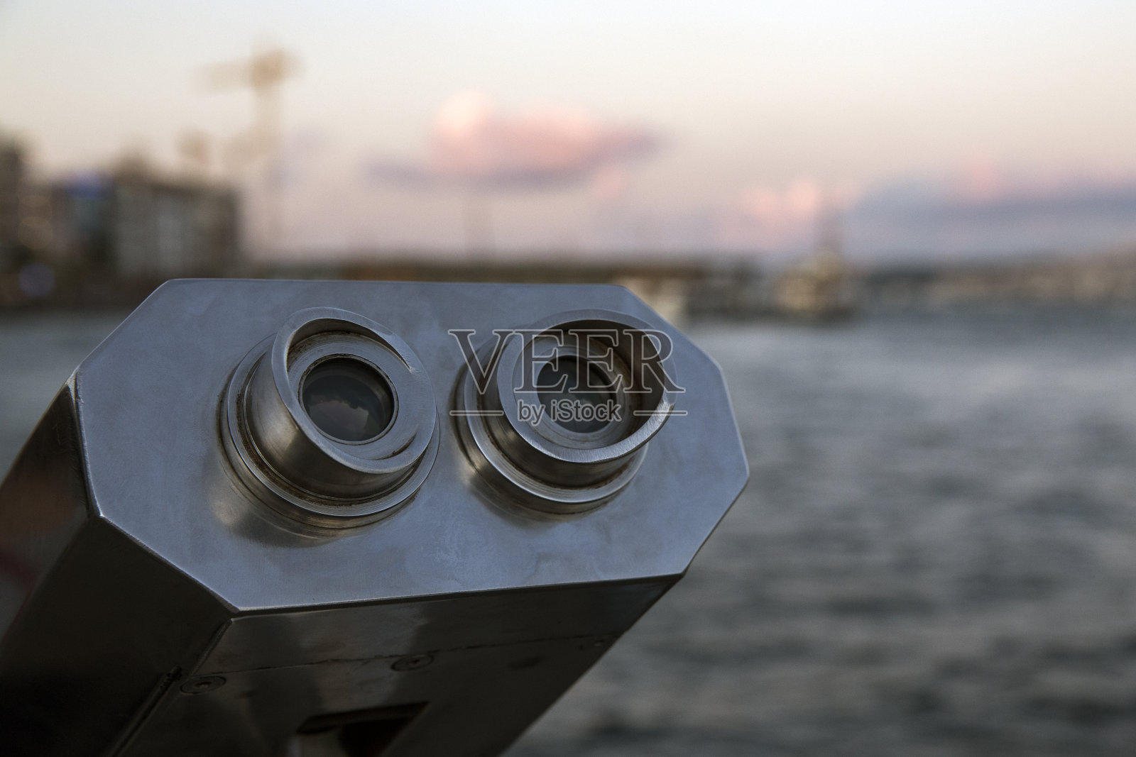 近景底座安装，投币操作的双筒望远镜在海岸。照片摄影图片